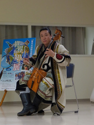 オープニング記念「世界を知ろう展」　内モンゴルの伝統楽器、馬頭琴の演奏です。
