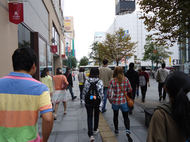 日本文化体験：工場まで歩いて移動しました。