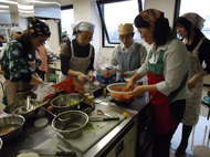 韓国料理教室～カクテキをつくっています。