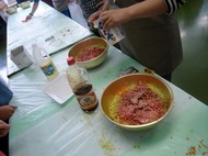 みんなで刻んだ野菜と肉を混ぜて講師の方が中国の味付けをしてくれました。