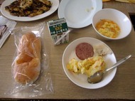小学校の給食を一緒にいただきました！とても美味しかったです。