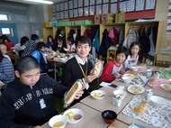 給食がはじめての体験である韓国のボンチョルさん。小学生と一緒にはじめてと給食を楽しみました。