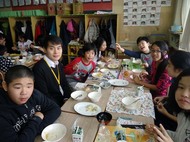ボンチョルさんの班は韓国の文化に興味津々…ボンチョルさんが質問攻めになりました。