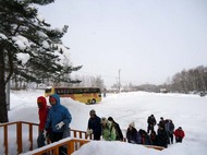 旭山「雪の村」にてこれからいろいろな冬の遊びを体験します。
