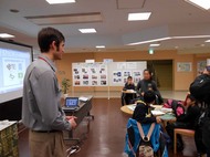 国際理解教室～新町小学校～アメリカ出身のケントンさんにハワイについて質問をしました。