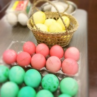 アメリカ文化講座「イースター（復活祭）のお話とイースターエッグづくり」あらかじめ卵の殻に色をつけています。