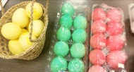 アメリカ文化講座「イースター（復活祭）のお話とイースターエッグづくり」あらかじめ卵の殻に色をつけています。